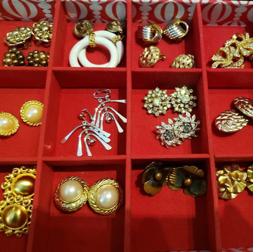 New to Lives Like to get notified Jewelry show Bracelets Earrings Brooches - Picture 2 of 7